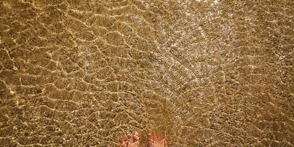 Bañarse en el mar... ¿qué beneficios tiene el agua del mar para nuestro organismo?